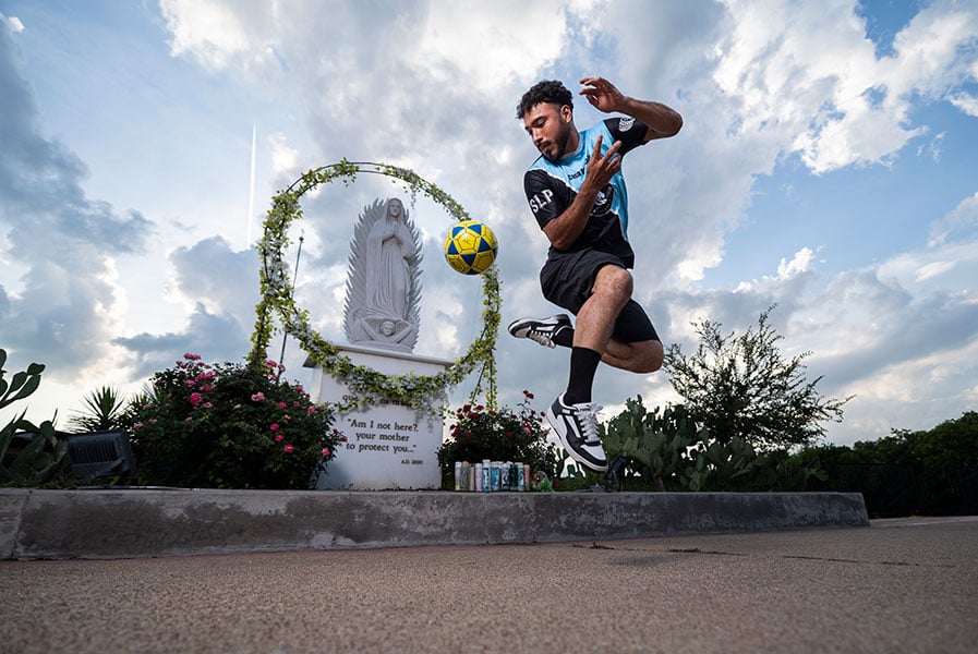 Rafael (Rafa) Villela juega fútbol frente a la imagen de Nuestra Señora de Guadalupe en la Parroquia de Holy Name de Fort Worth. (NTC/Juan Guajardo)