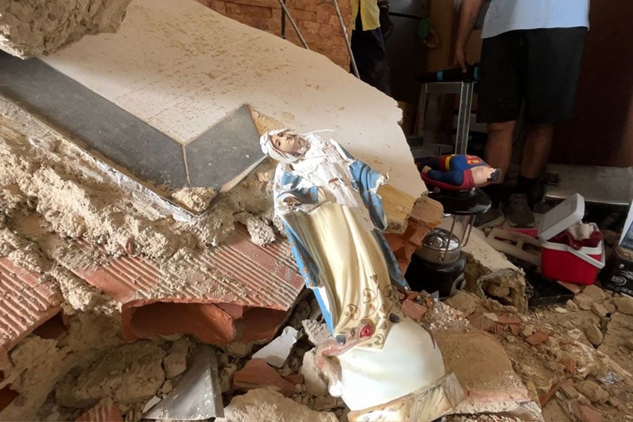 Una imagen de la Santísima Virgen afectada por la destrucción de los terremotos. | Créditos: Andrés Henríquez/EWTN News.